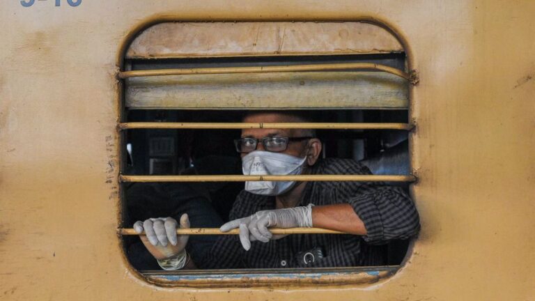 Un hombre con mascarilla en un tren en la ciudad india de Calcuta coronavirus