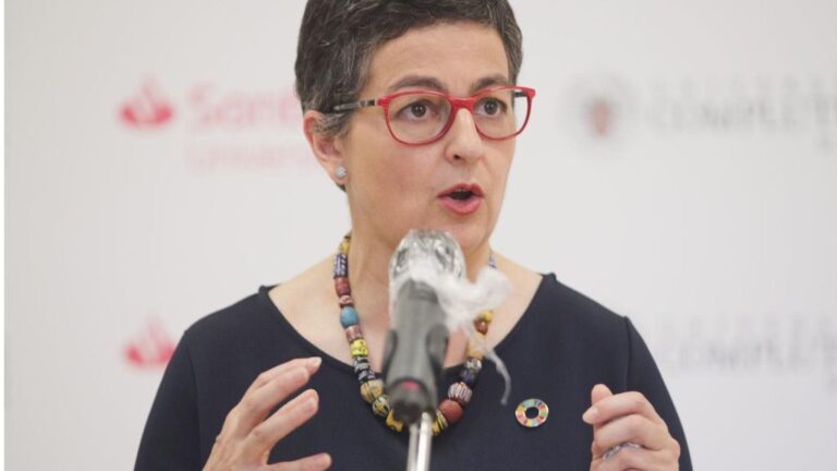 La ministra de Asuntos Exteriores y Cooperación, Arancha González Laya, interviene durante la tercera jornada de la XXXIII Edición de los Cursos de Verano en San Lorenzo de El Escorial, Madrid