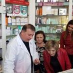 María Luisa Carcedo, ministra de Sanidad, en su visita a una farmacia en el marco de la visita realizada a las obras del nuevo hospital de Melilla