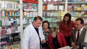 María Luisa Carcedo, ministra de Sanidad, en su visita a una farmacia en el marco de la visita realizada a las obras del nuevo hospital de Melilla