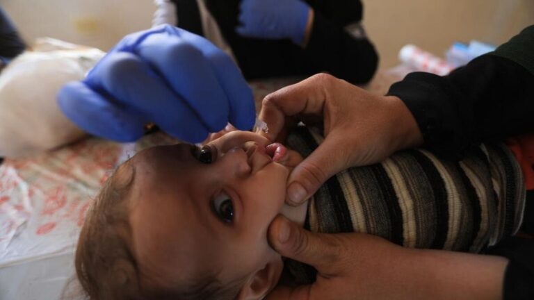 Un bebé de tres meses recibe una vacuna oral en Idlib, Siria