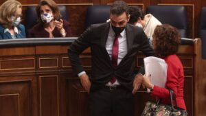 El presidente del Gobierno, Pedro Sánchez, conversa con la ministra de Hacienda, María Jesús Montero