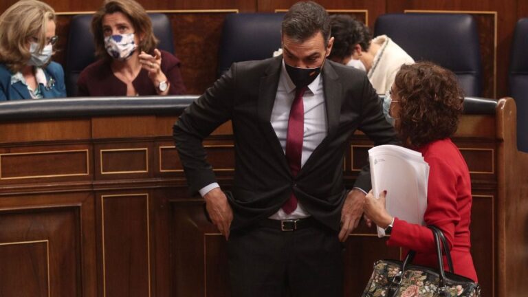 El presidente del Gobierno, Pedro Sánchez, conversa con la ministra de Hacienda, María Jesús Montero