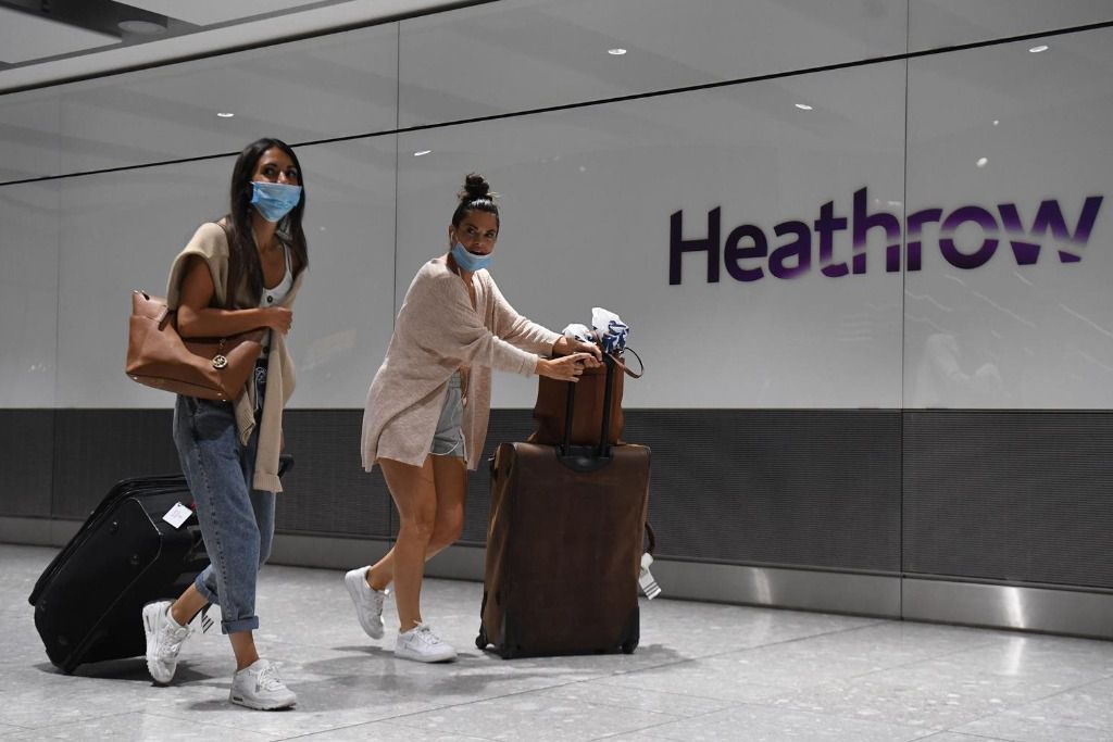 Dos pasajeras con mascarilla en el aeropuerto de Heathrow, en Londres