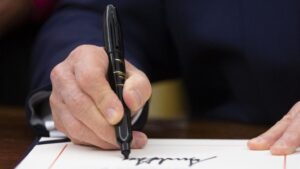 Donald Trump firmando una orden ejecutiva