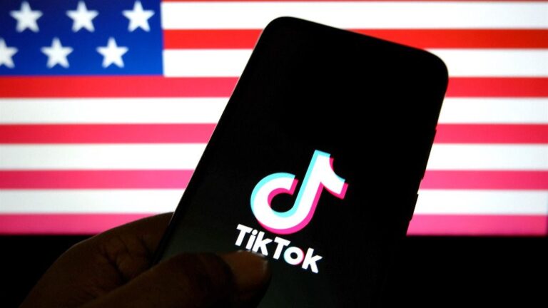 Logotipo de TikTok sobre un fondo con la bandera de Estados Unidos