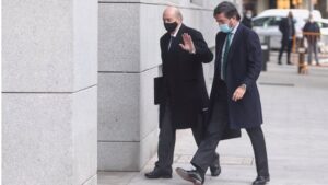 El exministro del Interior Jorge Fernández Díaz (i) llega a la Audiencia Nacional