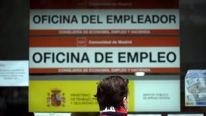 Una persona pasa al lado de una Oficina de Empleo en Madrid