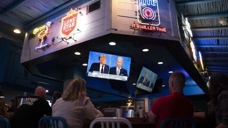 Un grupo de personas asistiendo al debate electoral entre el presidente de Estados Unidos, Donald Trump, y el candidato demócrata, Joe Biden