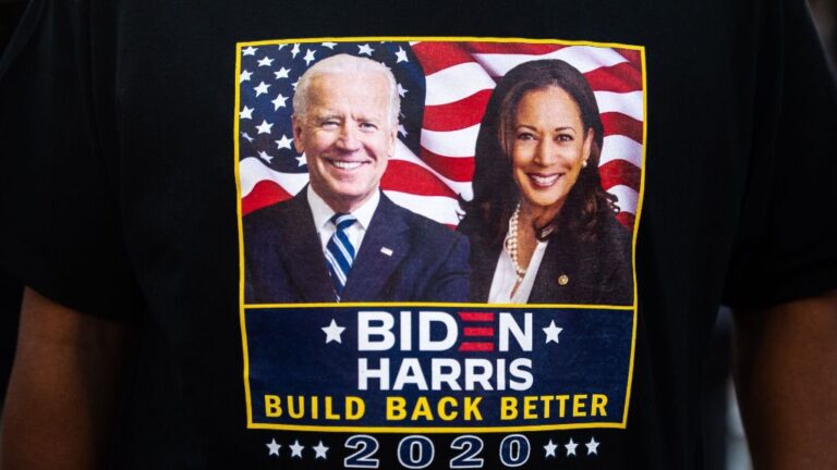 Una camiseta de la campaña de Joe Biden y Kamala Harris