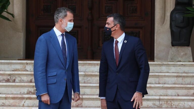 El rey Felipe VI (i) y el presidente del Gobierno, Pedro Sánchez, minutos antes del comienzo de un despacho programado sobre asuntos oficiales en el palacio de Marivent de Palma. En Palma de Mallorca, Islas Baleares, (España)