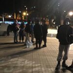 Los más de 200 migrantes desalojados del muelle de Arguineguín esta tarde llegan a Las Palmas de Gran Canaria, donde permanecen en la plaza frente a la Delegación del Gobierno en Canarias