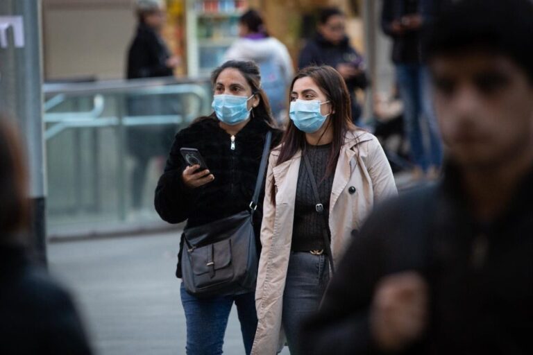 Mujeres con mascarillas