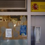 Un hombre pasa frente a una oficina de empleo en Pamplona paro inem