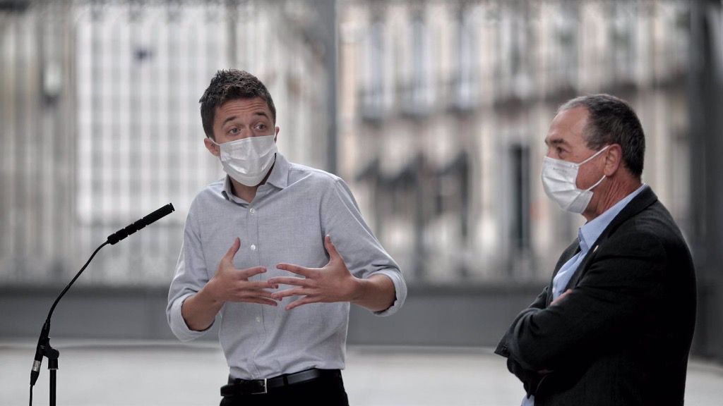 El líder de Más País, Íñigo Errejón, interviene acompañado por el diputado de Compromís en el Congreso, Joan Baldoví, durante una rueda de prensa en el Congreso