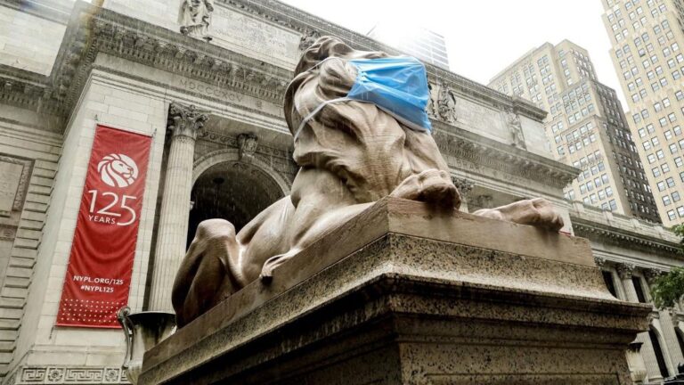 Le&oacute;n de la Biblioteca de Nueva York con mascarilla por el coronavirus