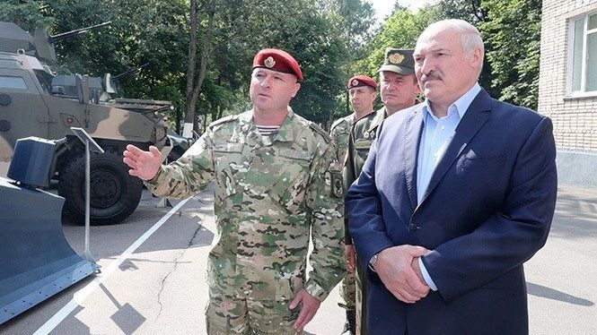 El presidente de Bielorrusia, Alexander Lukashenko, junto a varios militares