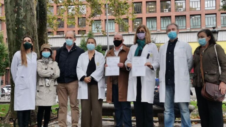 Los sindicatos de médicos entregan una carta a Sanidad para evitar la huelga del próximo 27 de octubre