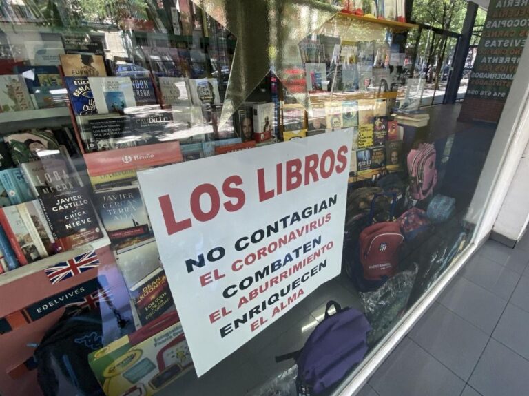 Cristalera de librería Solocio, donde se puede leer un cartel donde pone "Los libros no contagian el coronavirus, combaten el aburrimiento, enriquecen el alma".