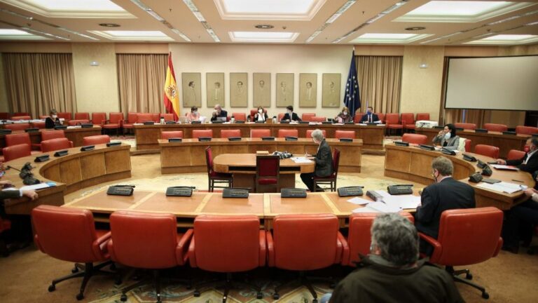 Vista general de la mesa con varios de los asistentes a la Comisión de Presupuestos en el Congreso