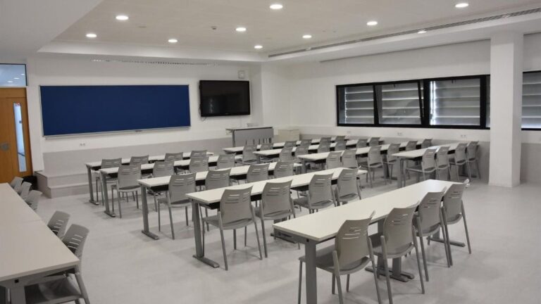 Imagen de un aula vacía de los centros de estudio de San Pablo Andalucía CEU