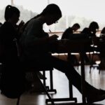 Alumnos de bachillerato aula estudiantes colegio estudios jovenes