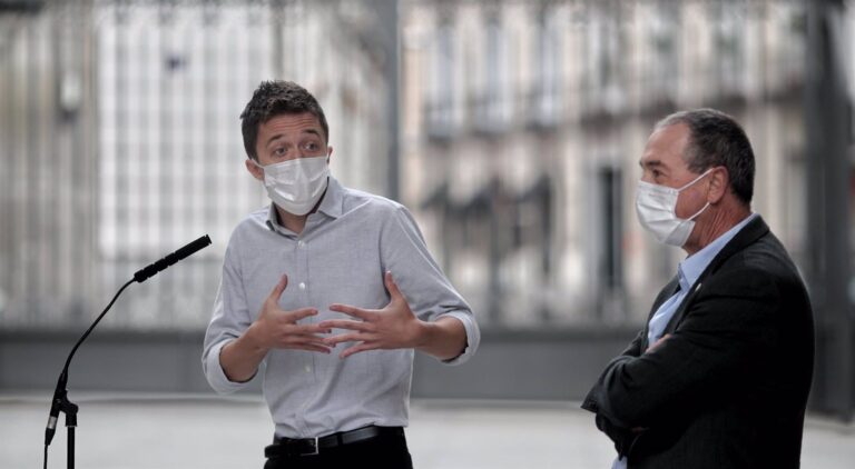 El líder de Más País, Íñigo Errejón, interviene acompañado por el diputado de Compromís en el Congreso, Joan Baldoví, durante una rueda de prensa en el Congreso