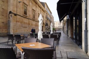 Terraza de un bar vacía en Salamanca, Castilla y León