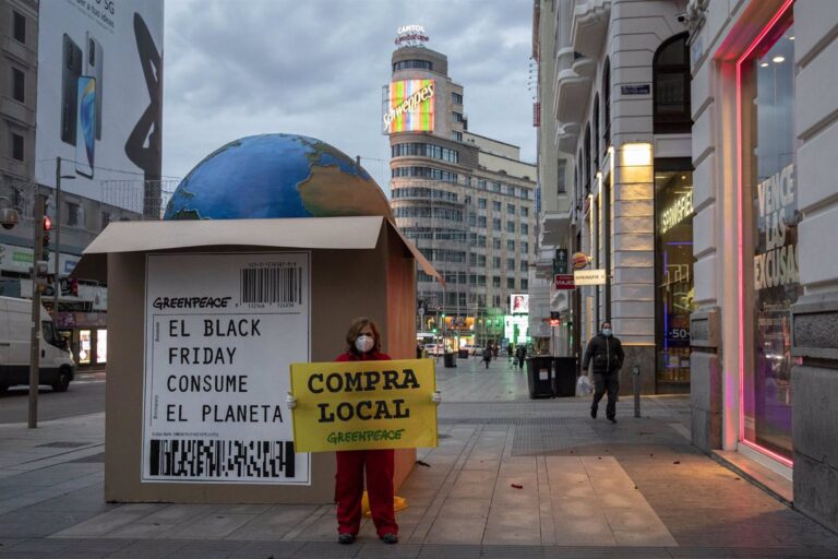 Con motivo del ‘Black Friday’, activistas de Greenpeace han colocado a primera hora de esta mañana una enorme caja de 250 kilos con el planeta Tierra dentro a modo de “envío de paquetería” para denunciar el consumismo desaforado