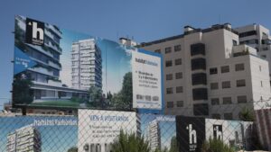 Cartel de una promotora anunciando la construcción de un edificio de viviendas en Madrid
