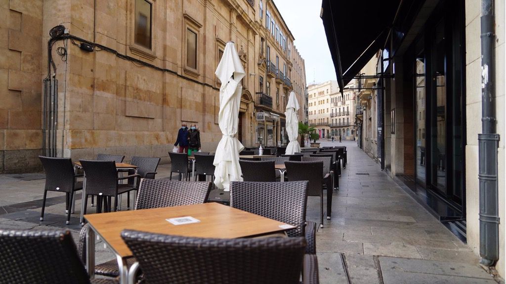 Terraza de un bar vacía en Salamanca, Castilla y León