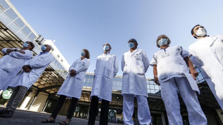 El equipo médico del INMI Lazzaro Spallanzani en el que se está desarrollando la vacuna italiana contra la COVID-19