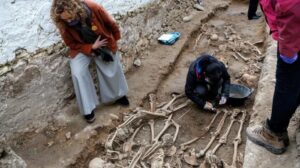 La consellera de Justicia Ester Capella visita la excavación de la fosa común del cementerio de Salomó