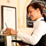Empleo trabajo paro camarero mujer trabajadora