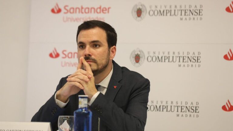 El ministro de Consumo, Alberto Garzón, participa en la ponencia 'Cambio de paradigma del consumo en el contexto post-Covid y en el Horizonte 2030' durante la primera jornada de la XXXIII Edición de los Cursos de Verano en San Lorenzo de El Esco