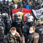 Policías antidisturbios y contramanifestantes en una convocatoria de Pensamiento Lateral prohibida en Bremen, Alemania