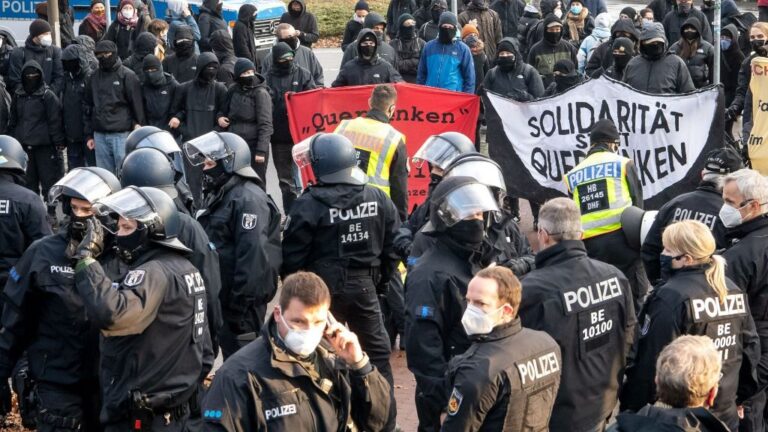 Policías antidisturbios y contramanifestantes en una convocatoria de Pensamiento Lateral prohibida en Bremen, Alemania