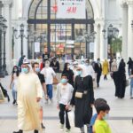 Personas con mascarilla en un centro comercial en Kuwait