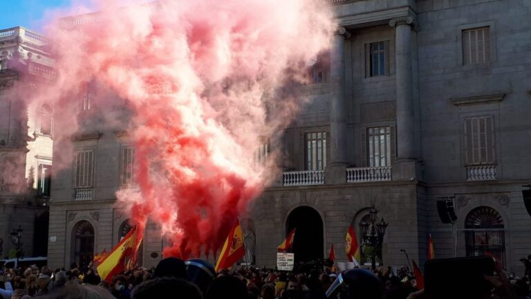 Acto de Vox en la plaza Sant Jaume de Barcelona por el Día de la Constitución