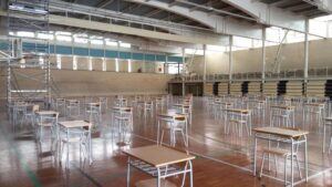 Interior del polideportivo del Colegio Jesuitas con 700 pupitres distribuidos para que los alumnos puedan realizar los exámenes ordinarios y extraordinarios de cada curso