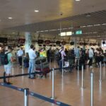 Personas guardando distancia en el aeropuerto de Bruselas