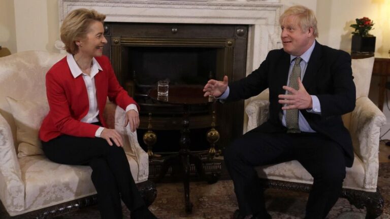 La presidenta de la Comisión Europea, Ursula von der Leyen, y el primer ministro de Reino Unido, Boris Johnson