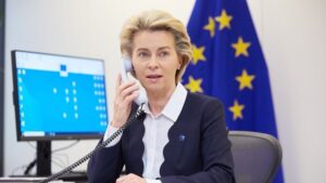 La presidenta de la Comisión Europea, Ursula von der Leyen, hablando por teléfono