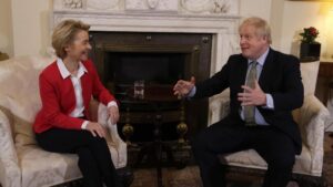 La presidenta de la Comisión Europea, Ursula von der Leyen, y el primer ministro de Reino Unido, Boris Johnson