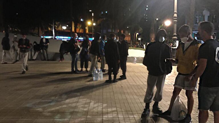 Los más de 200 migrantes desalojados del muelle de Arguineguín esta tarde llegan a Las Palmas de Gran Canaria, donde permanecen en la plaza frente a la Delegación del Gobierno en Canarias
