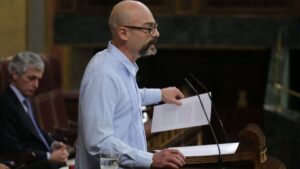 El diputado de Unidas Podemos Txema Guijarro interviene desde la tribuna en el Congreso de los Diputados