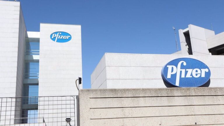 Logo de Pfizer en el edificio de los laboratorios de la marca en Madrid.