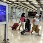 Dos pasajeras con maletas en la terminal T1 del Aeropuerto de Madrid-Barajas Adolfo Suárez