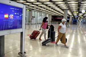 Dos pasajeras con maletas en la terminal T1 del Aeropuerto de Madrid-Barajas Adolfo Suárez