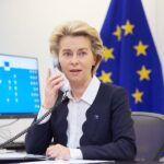 La presidenta de la Comisión Europea, Ursula von der Leyen, hablando por teléfono